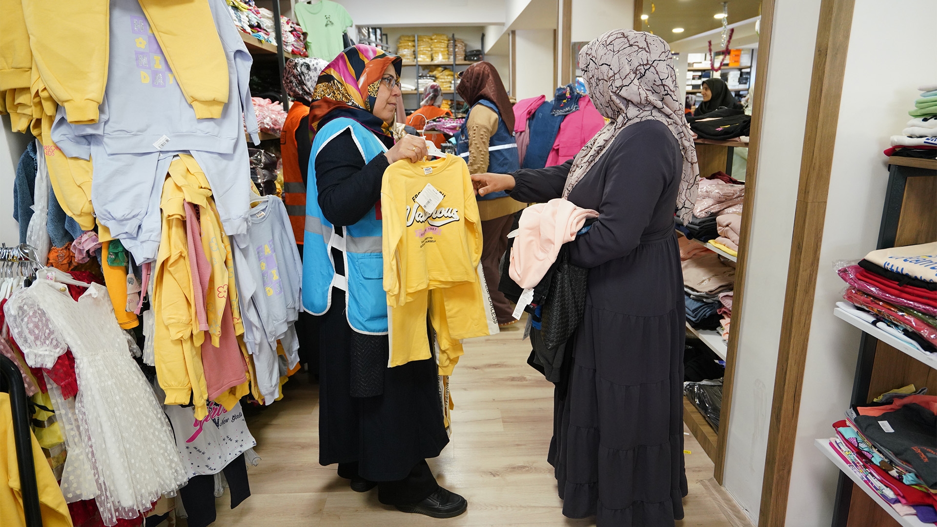 Yardım Mağazasında Bayram Coşkusu