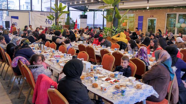 نظمت جمعية لمسة حياة للأيتام برنامج الإفطار الثاني