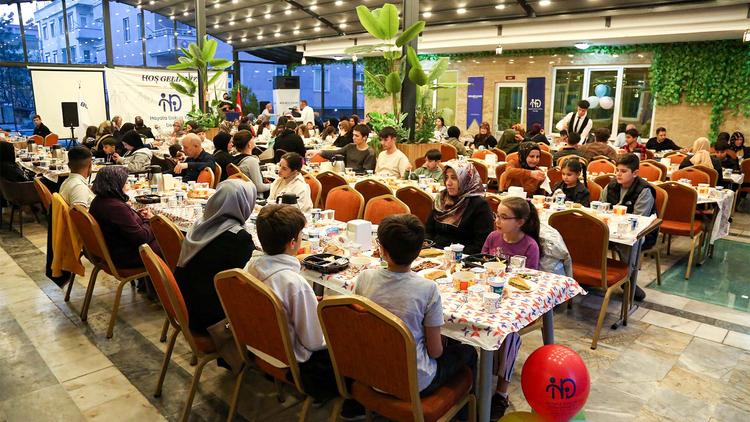 نظمت جمعية لمسة حياة للأيتام برنامج الإفطار الخامس