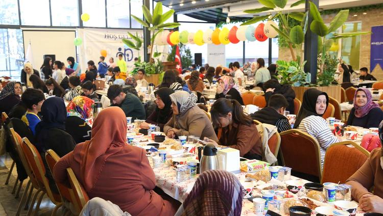 نظمت جمعية لمسة حياة للأيتام برنامج الإفطار الرابع