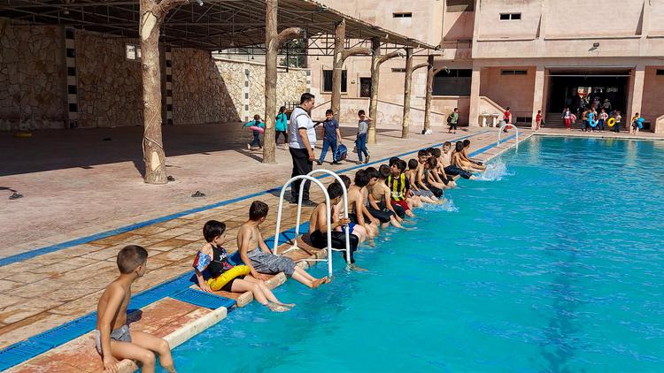 تنظيم نشاط سباحة لطلبة المدارس الصيفية في الباب