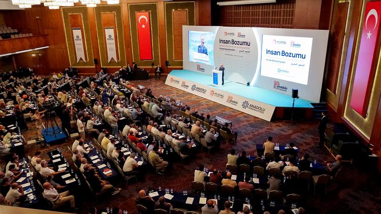انطلاق فعاليات الدورة الثامنة عشرة من مؤتمر الأناضول تحت عنوان "الانحلال البشري؛ القضايا العالمية والانتقادات والآفاق"