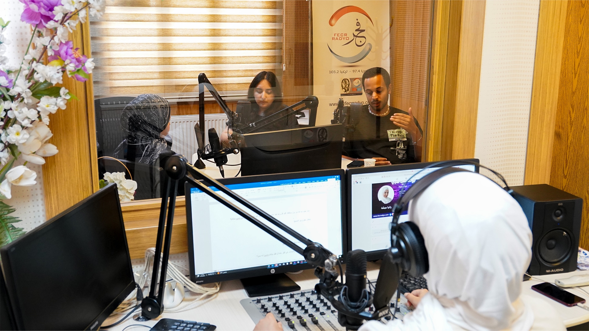 Uluslararası Gönüllüler Fecr Radyo Mikrofonlarında Kültür Köprüleri Kurdu